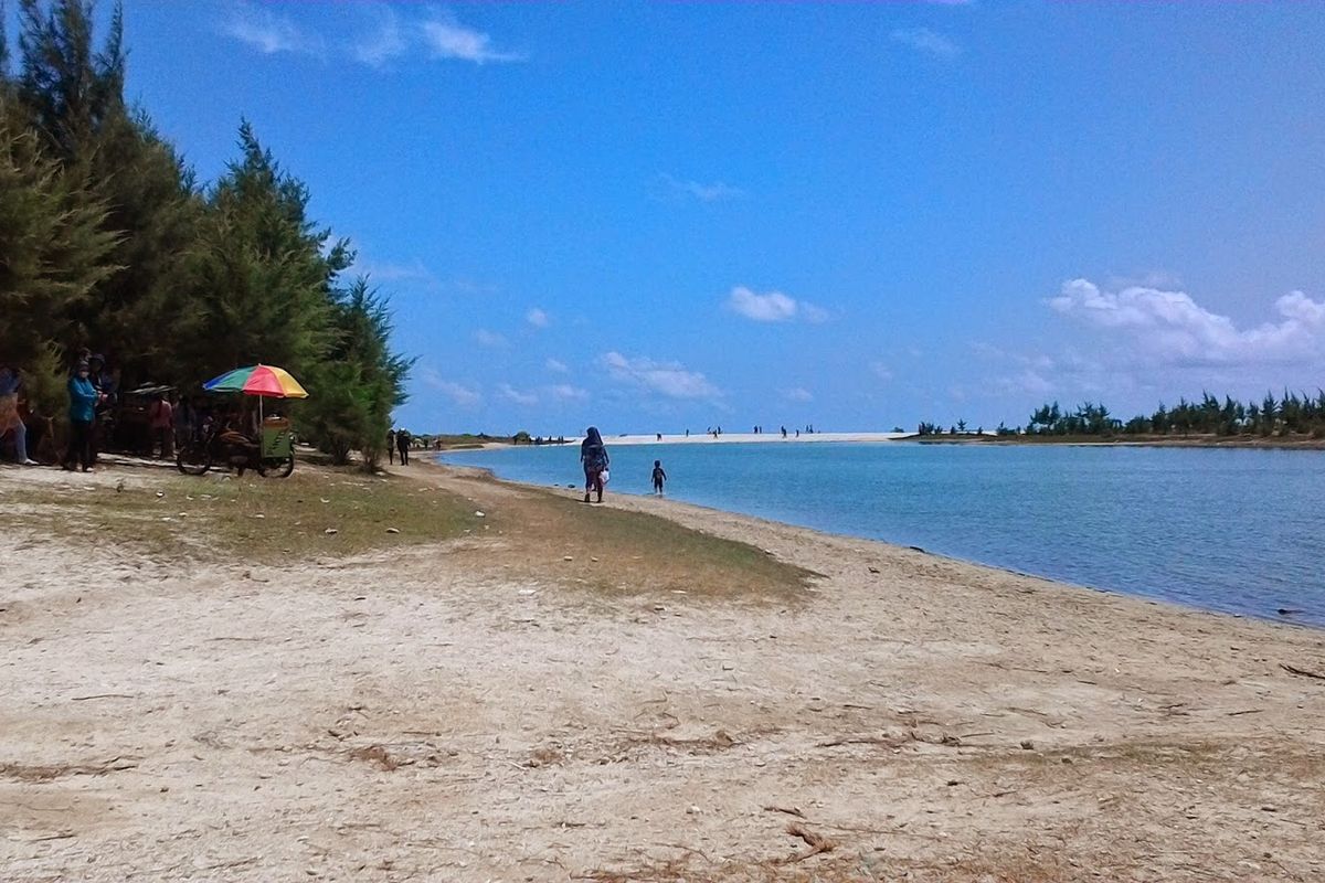 Pantai Pasir Putih atau Pantai Remen di Tuban