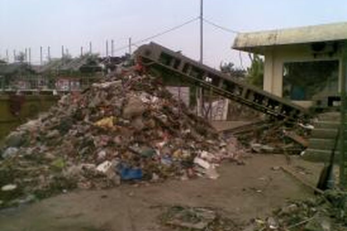 Sampah masih menumpuk di Pintu Air Sunter Jumat (19/07/2013). Penumpukan sampah terjadi karena petugas pengangkut sampah masih melakukan mogok kerja.