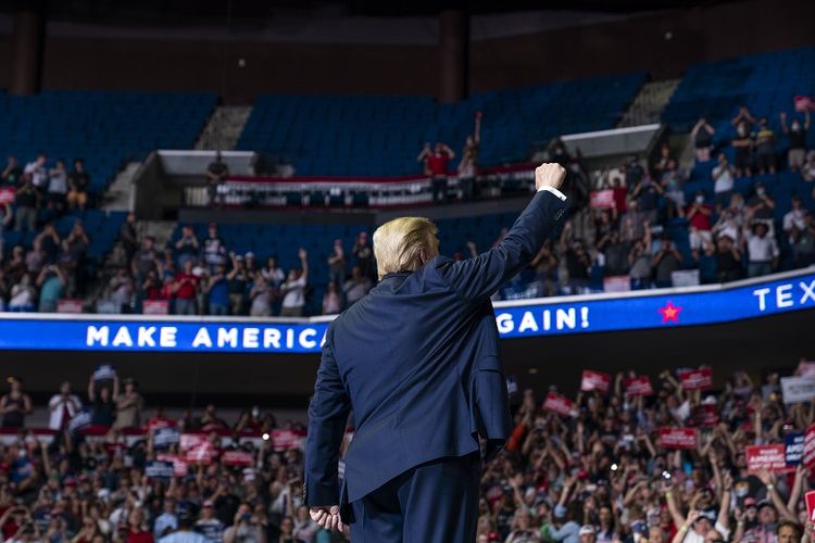 Presiden Donald Trump tiba di panggung untuk berbicara pada kampanye di BOK Center, Sabtu, 20 Juni 2020, di Tulsa, Oklahoma.
