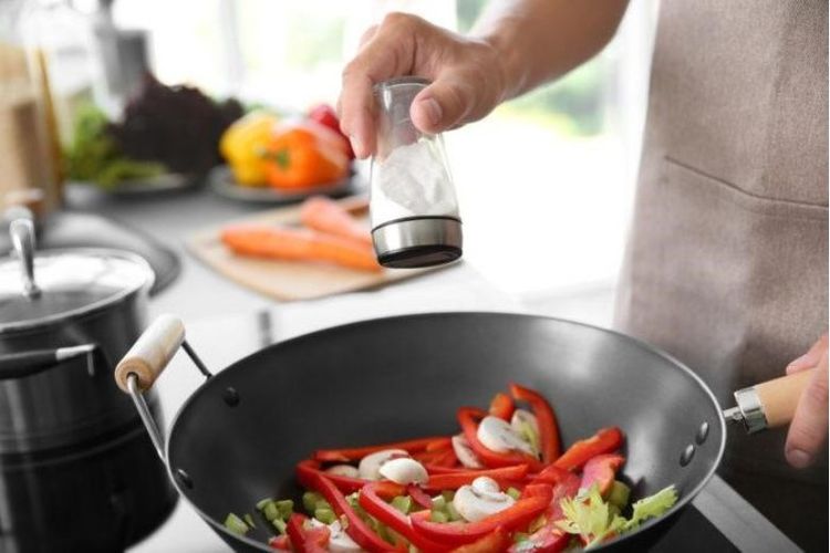Dengan memasak makanan sendiri, Anda bisa mengatur seberapa banyak micin yang digunakan. Anda pun bebas mengolah makanan tanpa MSG. 