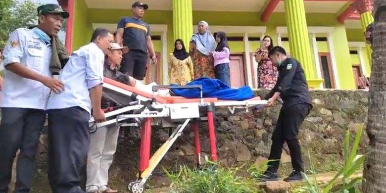 
Kedatangan Rohimah (29) di kampung halamannya di Kampung Cinangor, Desa Pangeureunan, Kecamatan Limbangan, Kabupaten Garut, Jawa Barat, Rabu (2/11/2022). Sang ayah bersyukur Rohimah yang dipanggil Nyai ini sudah bisa pulang ke rumah. 
