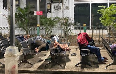 Suasana ruang tunggu Stasiun Rangkasbitung saat sejumlah penumpang menilih menginap di sana menunggu keberangkatan kereta pertama keesokan harinya, Selasa (4/11/2025).