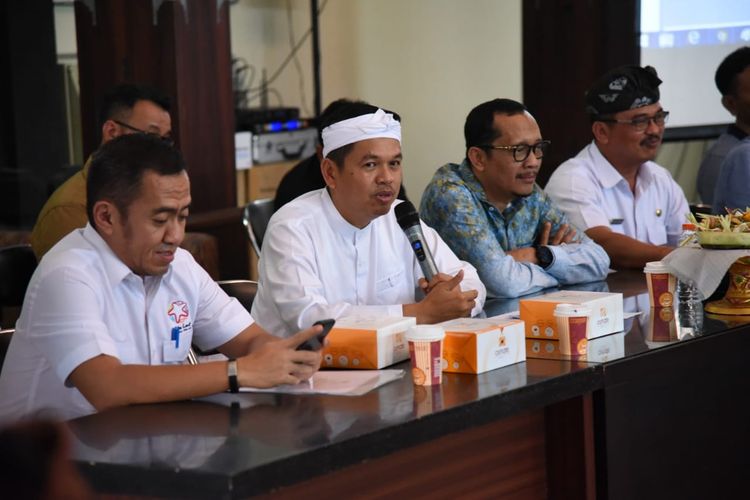 Wakil Ketua Komisi IV DPR RI Dedi Mulyadi saat berdialog dengan tokoh desa adat di gedung adat Teluk Benoa, Bali, Kamis (28/11/2019).