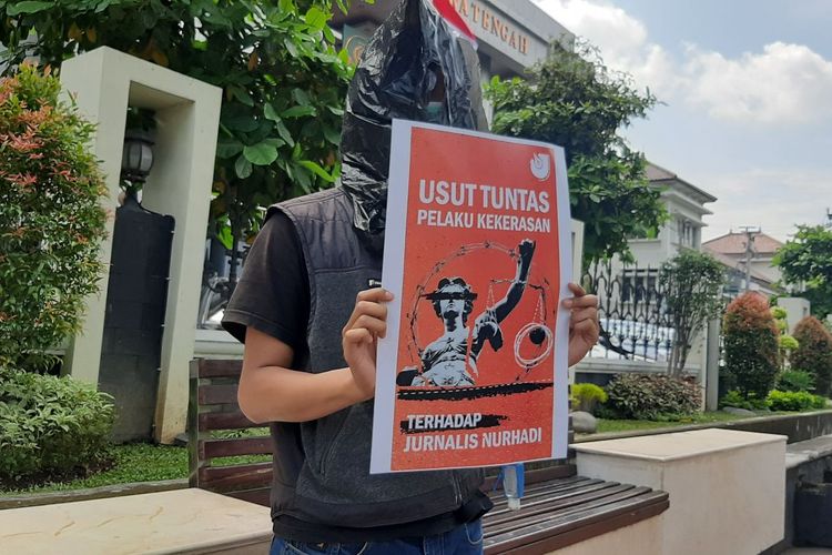 Aksi solidaritas untuk wartawan Nurhadi di depan Kantor Kejaksaan Tinggi Jawa Tengah, Jalan Pahlawan, Rabu (1/12/2021).