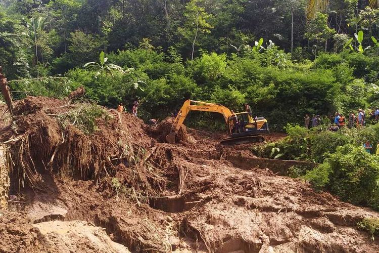 Tim gabungan BPBD, Basarnas, Polri dan TNI terus melakukan evakuasi korban tertimbun dan membongkar material tanah longsoran mencapai panjang sekitar 4 kilometer dengan tinggi sekitar 40 meter di Desa Santanamekar Kecamatan Cisayong Kabupaten Tasikmalaya, Sabtu (29/2/2020).