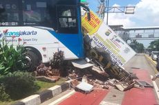 Bus Transjakarta Tabrak Pos Polisi di PGC, Sopir Hilang Kendali akibat Dongkrak Timpa Pedal Gas