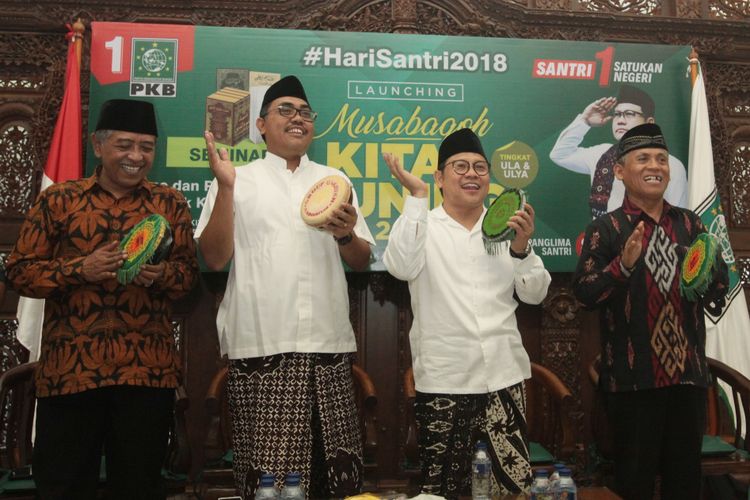 Ketua Umum PKB Muhaimin Iskandar (kedua kanan) bersama Pengasuh Pondok Pesantren Luqman Hakim (kiri), Ketua Panitia Hari Santri PKB Jazilul Fawaid (kedua kiri) dan Guru Besar Tasawuf UIN Syarif Hidayatullah Asep Usman Ismail (kanan) menabuh rebana saat Pembukaan Musabaqoh Kitab Kuning 2018 di Kantor Partai Kebangkitan Bangsa (PKB), Jakarta, Minggu (14/10/2018). Musabaqoh Kitab Kuning 2018 dan seminar bertajuk Sufisme dan Perjuangan Politik Kebangsaan tersebut merupakan rangkaian Hari Santri Nasional pada 22 Oktober mendatang.