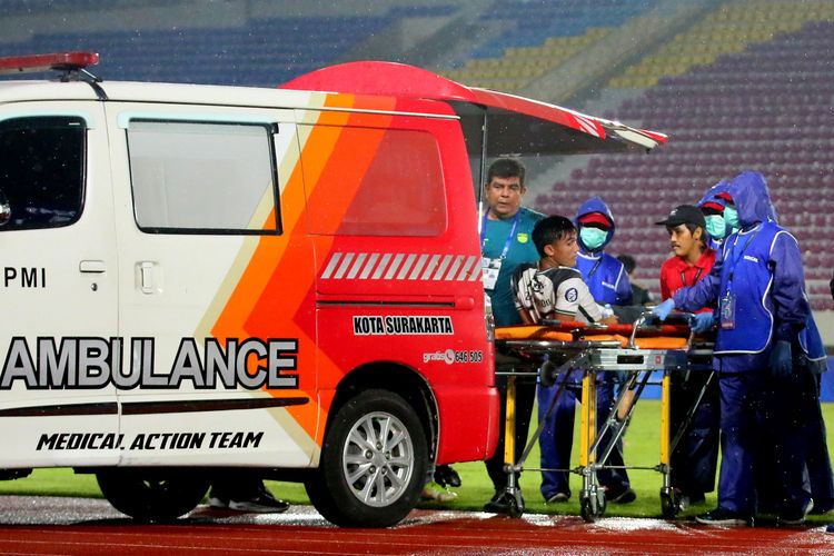 Pemain Persib Bandung Zalnando saat mengalami cedera dan dimasukkan dalam ambulans saat pertandingan pekan ke-14 Liga 1 2022-2023 melawan Dewa United di Stadion Manahan Solo, Rabu (14/12/2022) malam WIB.