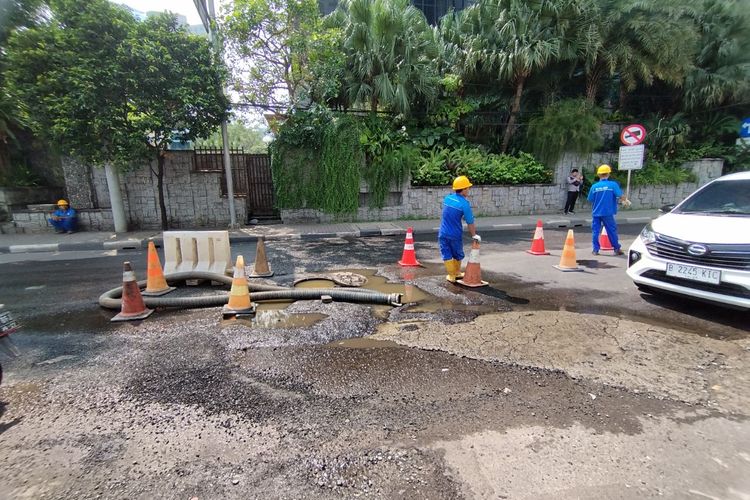 Genangan limbah membasahi kawasan Jalan Bendungan Hilir (Benhil) Raya No 14, RT  014/RW 01, Tanah Abang, Jakarta Pusat, Selasa (27/6/2023). (KOMPAS.com/XENA OLIVIA)