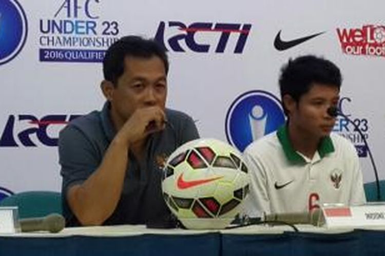 Pelatih tim nasional Indonesia U-23, Aji Santoso (kiri).