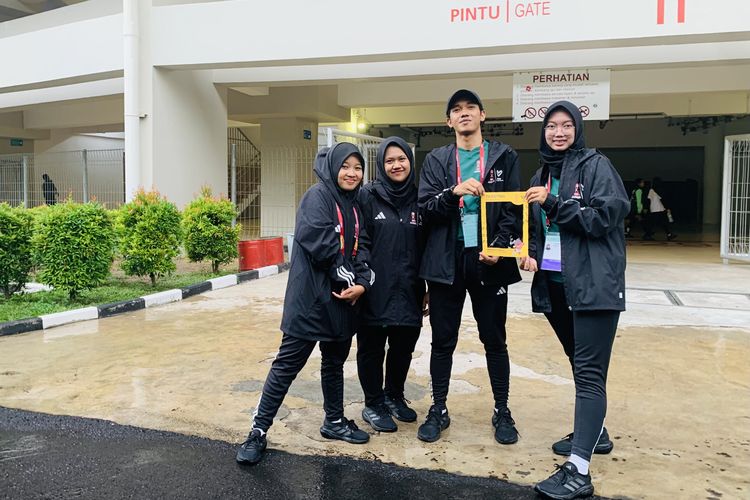 Salah satu volunter Piala Dunia U17 2023 Indonesia, Hendri bersama tiga rekannya foto bersama sebelum melaksanakan tugas terakhir saat Final antara Timnas Jerman Vs Perancis di Stadion Manahan Solo, Sabtu (2/12/2023) sore.