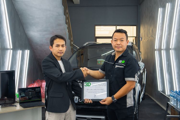 Serah terima sertifikat penghargaan 3D High Definition Car Care HD Car Care Sidoarjo.