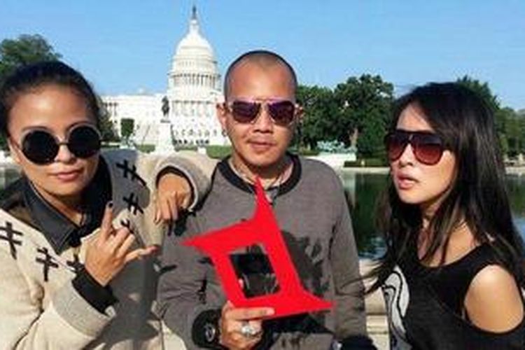 KotaK--(dari kiri ke kanan) Tantri, Cella, dan Chua--berfoto dengan latar belakang Capitol Hill di Washington, DC, AS.