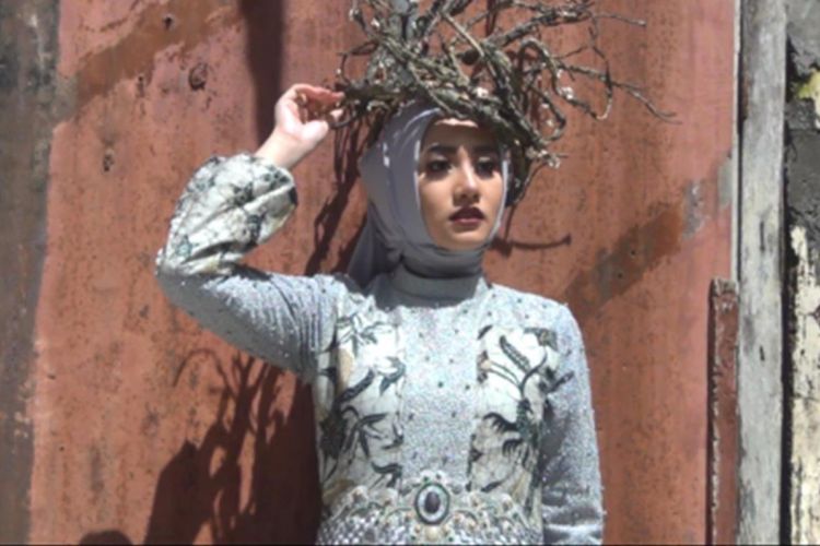 Istri Wakil Bupati Trenggalek Novita Hardini menjadi salah satu peraga busana batik yang akan dibawa ke London Fashion Week, Minggu (11/2/2018).
