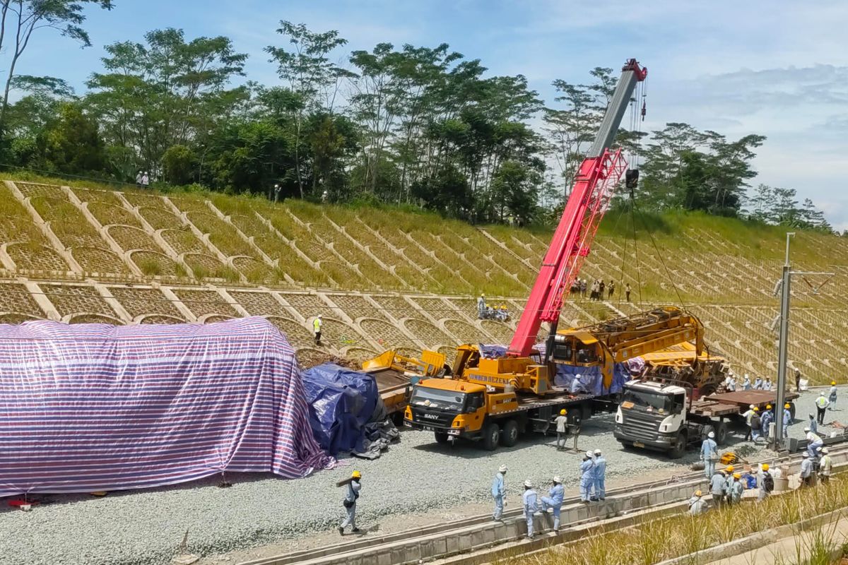 Bangkai lokomotif kereta cepat usai mengalami kecelakaan di Bandung Barat pada Minggu (18/12/202).