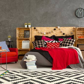 Ilustrasi kamar tidur dengan nuansa warna merah. 