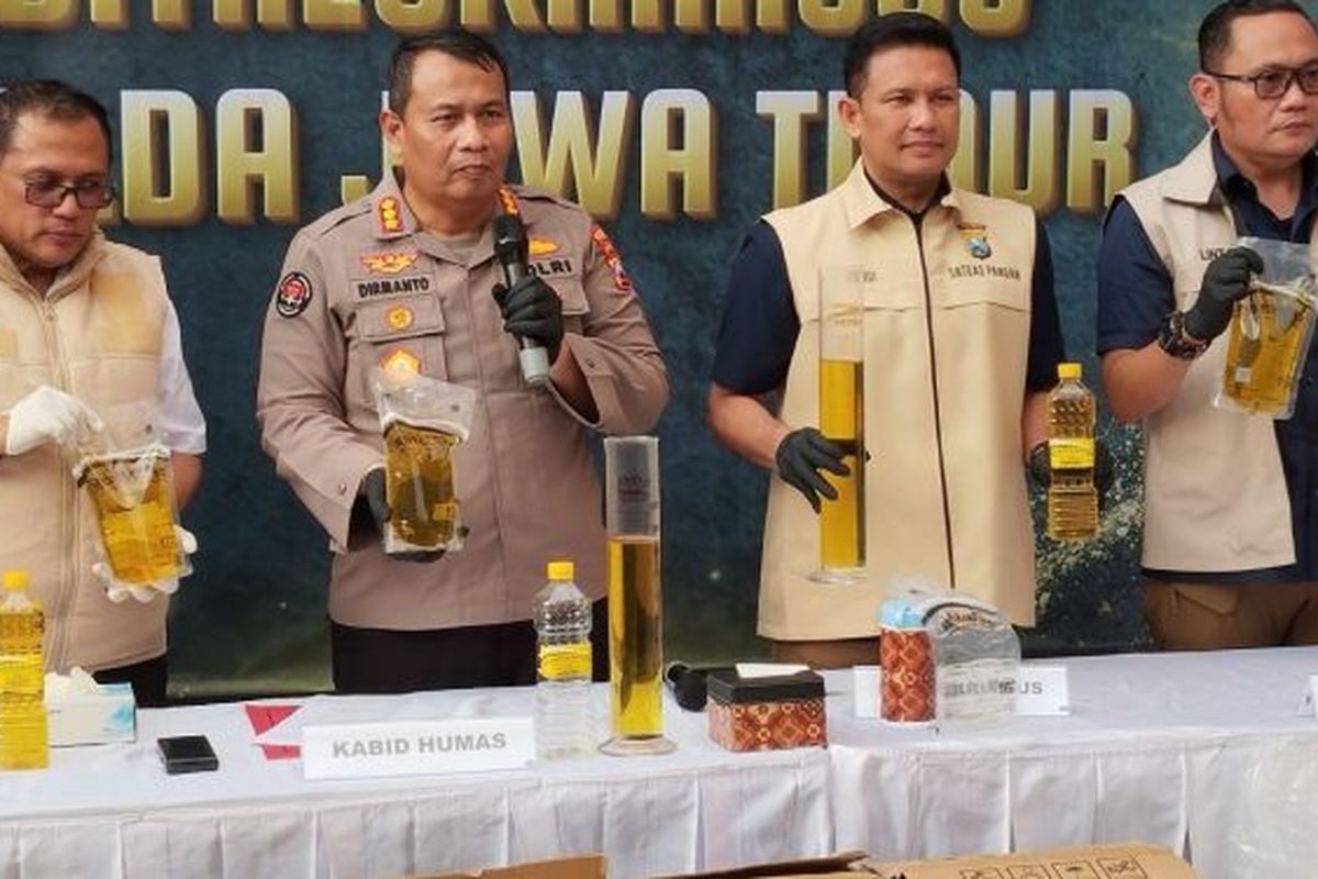 Ditreskrimsus Polda Jatim membongkar kecurangan produsen MinyaKita yang berlokasi di Kabupaten Sampang dan Kota Surabaya, Rabu (12/3/2025).