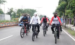 Bantu Warga Terdampak Covid-19, Wali Kota Madiun Bersepeda Bagikan Sembako