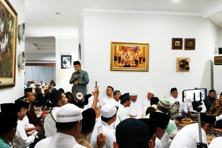 Jusuf Kalla saat memberikan sambutan pada peringatan tujuh hari wafatnya Gus Sholah di Jl Bangka, Jakarta Selatan, Sabtu (8/2/2020). 