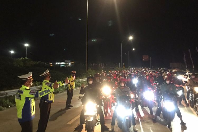 Ratusan pemudik bersepeda motor bersiap sebelum dikawal oleh petugas Ditlantas Polda Lampung, Jumat (29/4/2022) dini hari. Para pemudik ini akan dikawal melintasi Jalinsum hingga ke Sumatera Selatan.