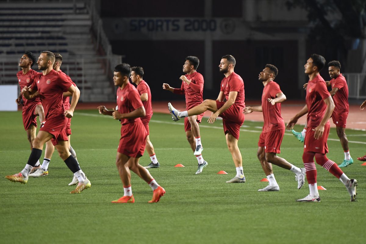 Pesepak bola Timnas Indonesia berlatih menjelang laga lanjutan Grup A Piala AFF di Rizal Memorial Stadium, Manila, Filipina, Minggu (1/1/2023). Indonesia akan menghadapi Filipina pada laga terakhir babak grup yang akan menentukan kelolosan tim ke babak semifinal. ANTARA FOTO/Akbar Nugroho Gumay/rwa.