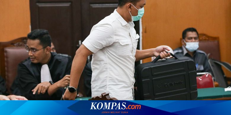 CCTV Perlihatkan Bharada E Bawa Senjata Laras Panjang Saat Tiba di Rumah Ferdy Sambo