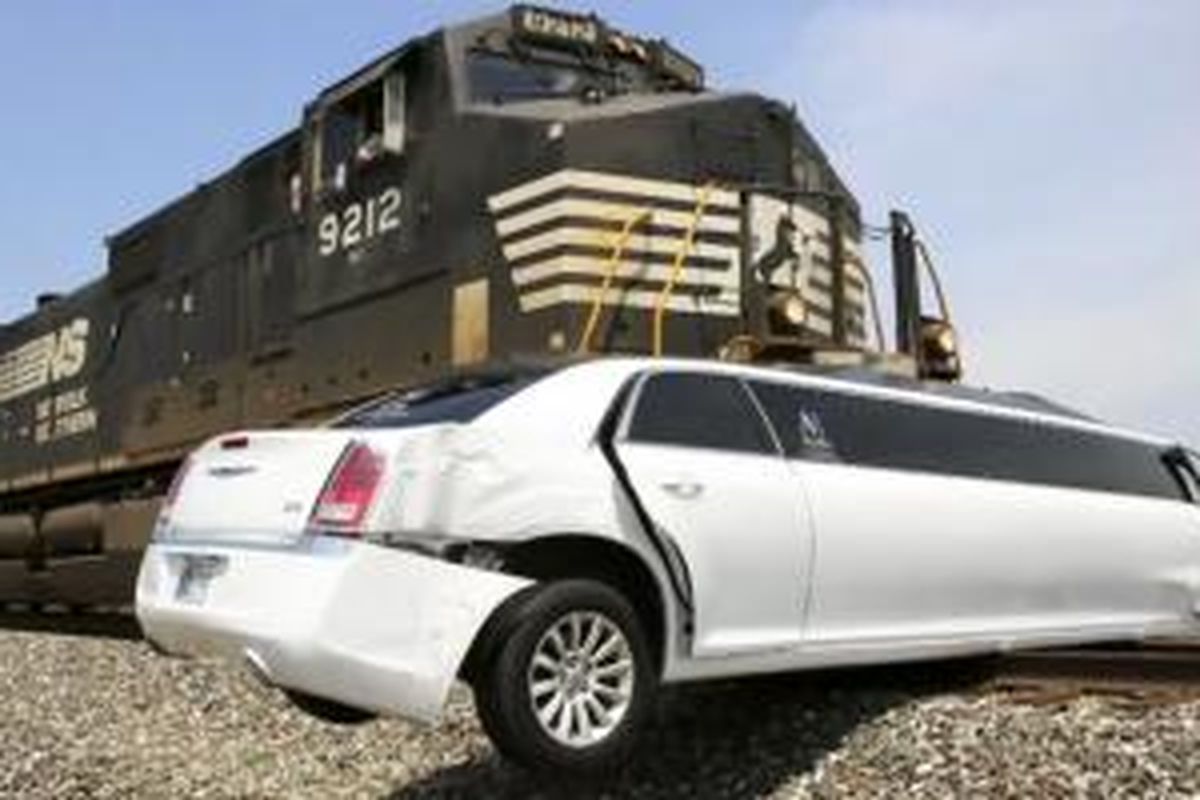 Limo Chrysler 300 yang tertabrak kereta api di Indiana, AS, karena bodi terlalu panjang dan tersangkut di rel.