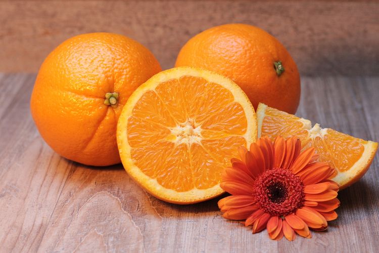 Ilustrasi jeruk, buah jeruk. Jeruk tinggi serat dan bersifat asam, sehingga sebaiknya dibatasi penderita asam lambung.