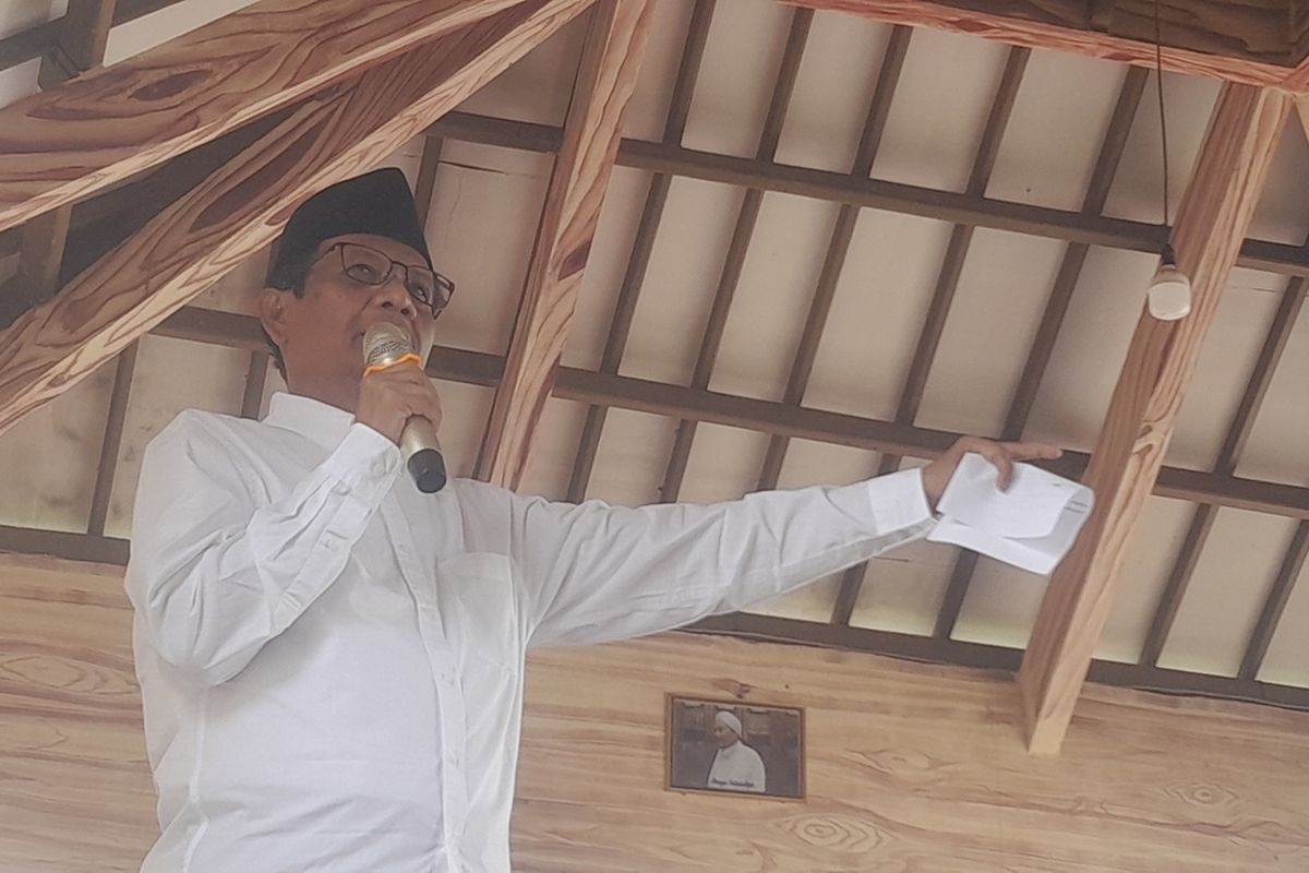 Mahfud Md saat acara Halaqoh Kebangsaan dan Silaturahmi Menkopolhukam dan kiai -kiai se-Jawa Barat di Pondok Pesantren (Ponpes) Al Hijaz, Desa Cimahi, Klari, Karawang, Jawa Barat, Sabtu (27/1/2024).