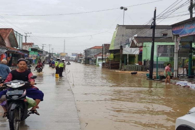 Akses jalan raya Blega yang terendam banjir pada Jumat (3/12/2021) menyebabkan arus kendaraan terganggu dari Bangkalan menuju Surabaya dan sebaliknya.