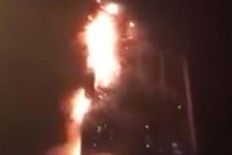 Kobaran api melalap Menara Torch, sebuah gedung hunian setinggi 330 meter di Dubai, Uni Emirat Arab, Jumat (4/8/2017) pagi.  