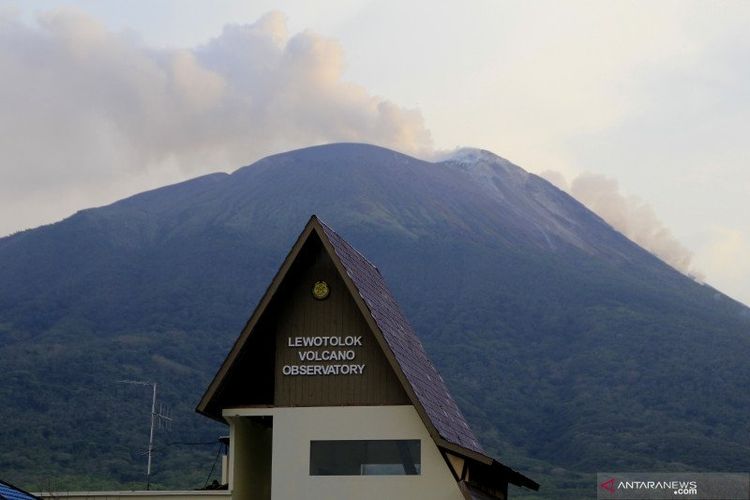 Pemandangan Gunung Ili Lewotolok yang sedang mengeluarkan material vulkanik terlihat dari Kecamatan Ile Ape, Kabupaten Lembata, Nusa Tenggara Timur, Rabu (2/12/2020).