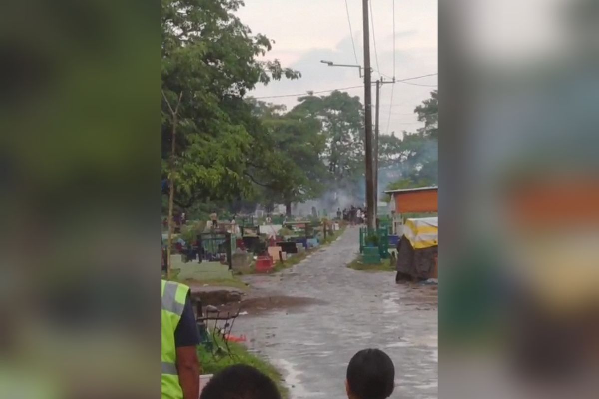 Dua kelompok pemuda di kawasan pekuburan Jalan Pannampu, Kecamatan Tallo, Kota Makassar, Sulawesi Selatan (Sulsel), yang terlibat tawuran. Jumat (11/4/2025).