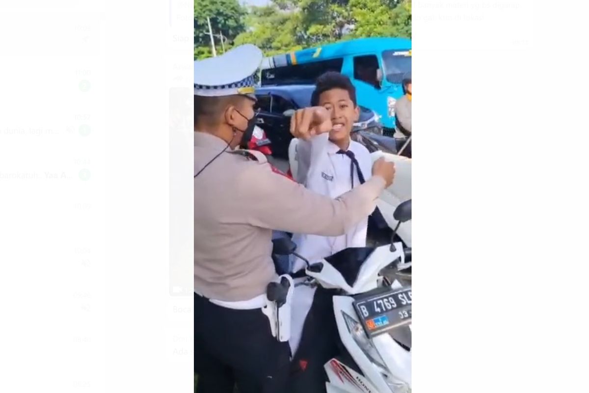 Pengendara yang memakai seragam SMP itu menolak turun dari motor karena motornya akan ditahan polisi. Emosinya kemudian tersulut dan memaki orang yang merekamnya dalam bahasa Jawa.