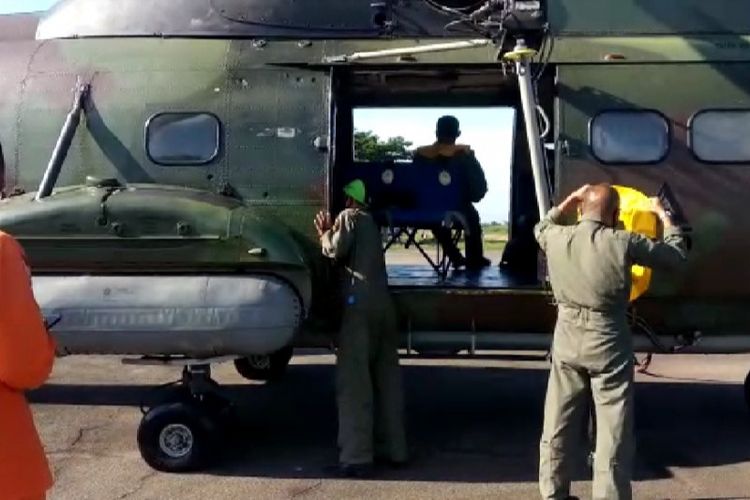 SAR dan Lanud Supadio Pontianak menurunkan Heli Super Puma untuk melakukan penyisiran udara di area pencarian tenggelamnya delapan kapal motor nelayan yang belum dapat di sekitar perairan muara Jungkat, Kabupaten Mempawah.
