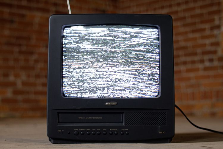 Ilustrasi cara mengubah TV tabung jadi TV digital. 