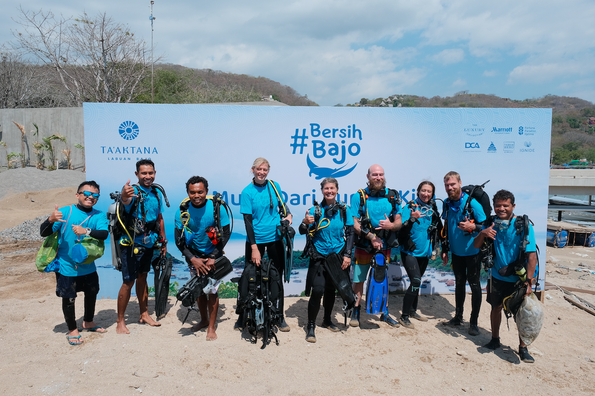 Komunitas Penyelam di Labuan Bajo seusai mengumpulkan sampah di dasar laut Pantai Wae Rana.