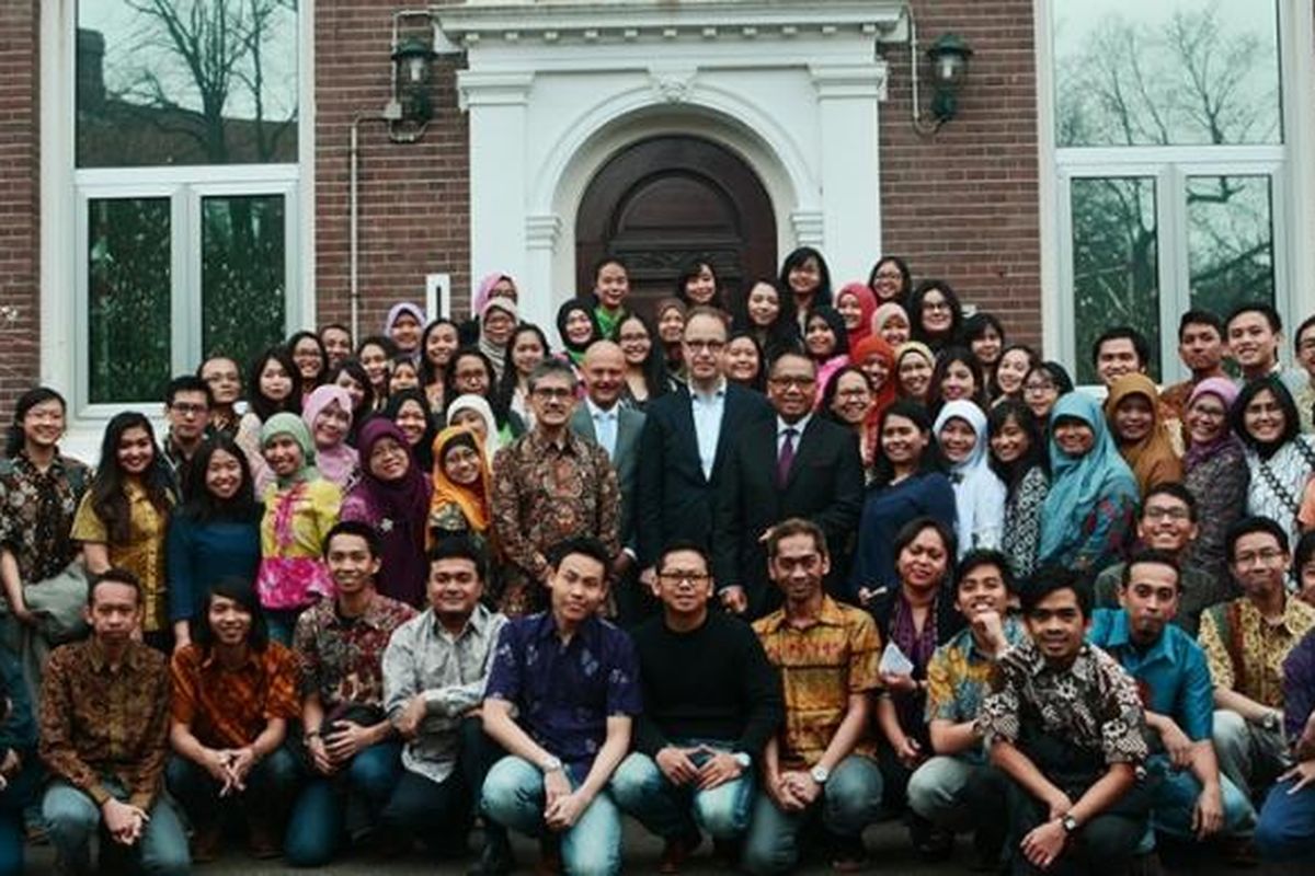 Para pelajar Indonesia penerima beasiswa Studeren in Nederland (StuNed) di Belanda menggagas forum diskusi In the Footstep of Hatta: How to Build Global Competitiveness. Diskusi digelar pada acara tahunan StuNed Day di KBRI Den Haag, Belanda, Sabtu (19/3/2016). 