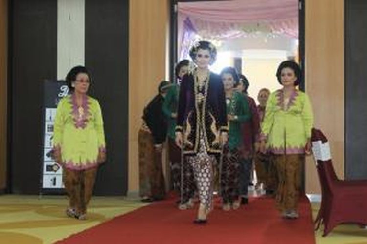 Deskripsi Pakaian Adat Yogyakarta Dalam Bahasa Jawa Baju 