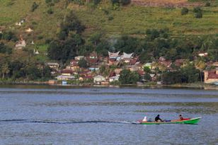 Danau Toba terlihat dari Pulau Samosir, Kecamatan Pangururan, Kabupaten Samosir, Sumatera Utara, Sabtu (23/7/2011). Danau Toba adalah danau terbesar di Indonesia. Danau hasil volcano tektonik terbesar di dunia, dengan panjang danau 87 kilometer dan lebar 27 kilometer, terbentuk dari letusan gunung berapi raksasa (supervolcano) yang terjadi sekitar 75 ribu tahun lalu.