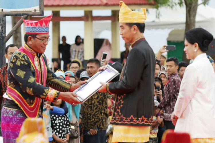 Masyarakat Adat Ogie Bugis di Kabupaten tanah Bumbu, Kalimantan Selatan menyematkan gelar adat Kapiten Lou Pulau kepada Presiden Joko Widodo, Minggu (7/5/2017).