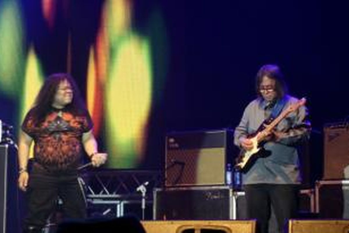 Vokalis Doddy Katamsi tampil bersama gitaris Jopie Item di Jakarta Blues Festival, Istora Senayan Jakarta, Sabtu (16/11/2013) malam.