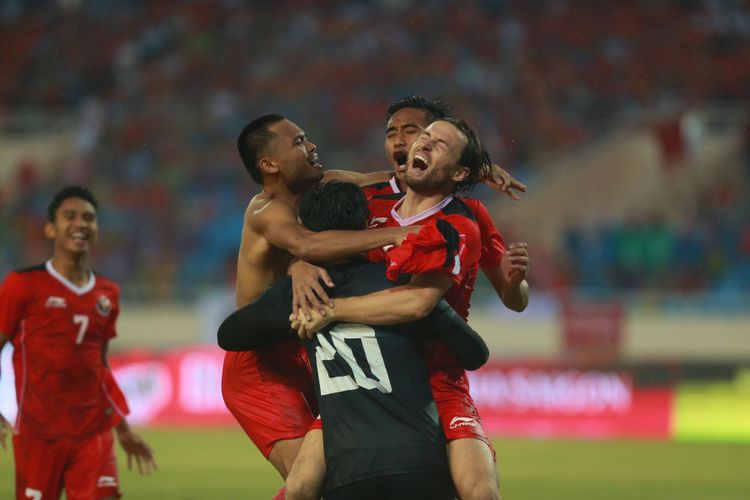 Selebrasi Marc Klok setelah mencetak gol penalti penentu dalam perebutan peunggu SEA Games 2021 antara timnas U23 Indonesia dan Malaysia di Stadion Nam Dinh, Vietnam, Minggu (22/5/2022).