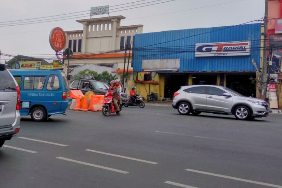 Kondisi barrier di putaran balik (u-turn) Jalan Margonda, tepatnya di depan Klinik LBC pada Senin (25/9/2017) siang. Terlihat barrier sudah digeser dari posisinya. Kondisi ini membuat banyak pengemudi pelanggar lalu lintas yang berputar balik di lokasi tersebut.