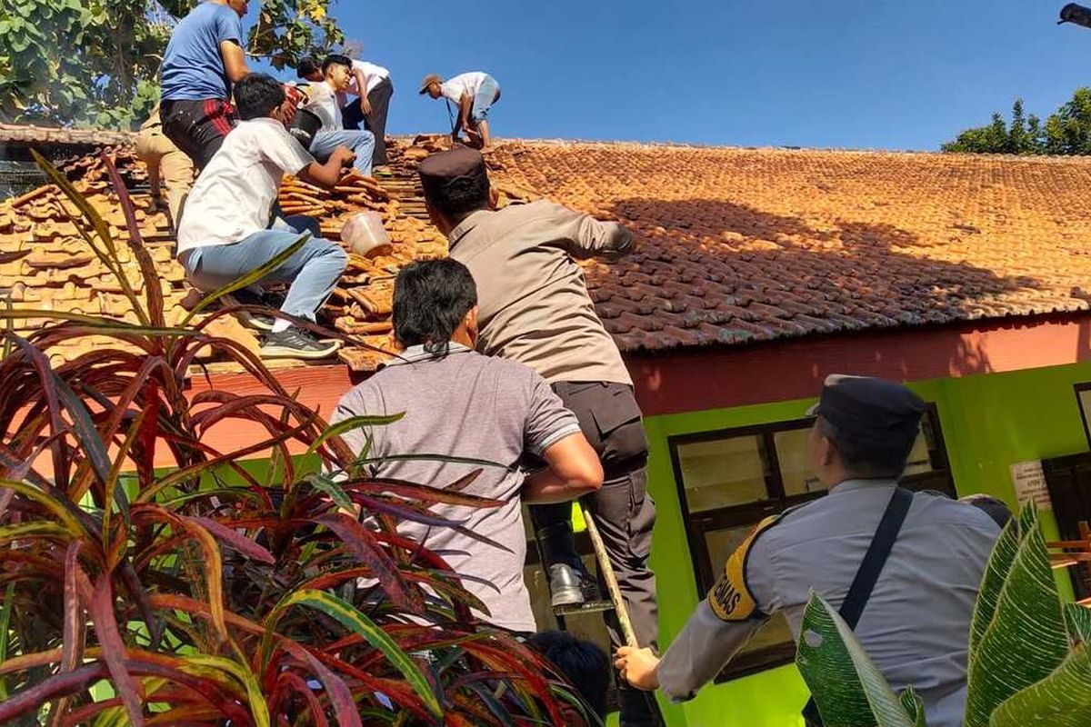 Upaya pemadaman kebakaran di ruang kelas X SMAN 1 Sine di Kecamatan Sine, Kabupaten Ngawi saat siswa masih mengikuti kegiatan belajar mengajar. Ratusan siswa dan guru akhirnya berhamburan menyelamatkan diri. Tidak ada korban jiwa dalam kejadian tersebut.