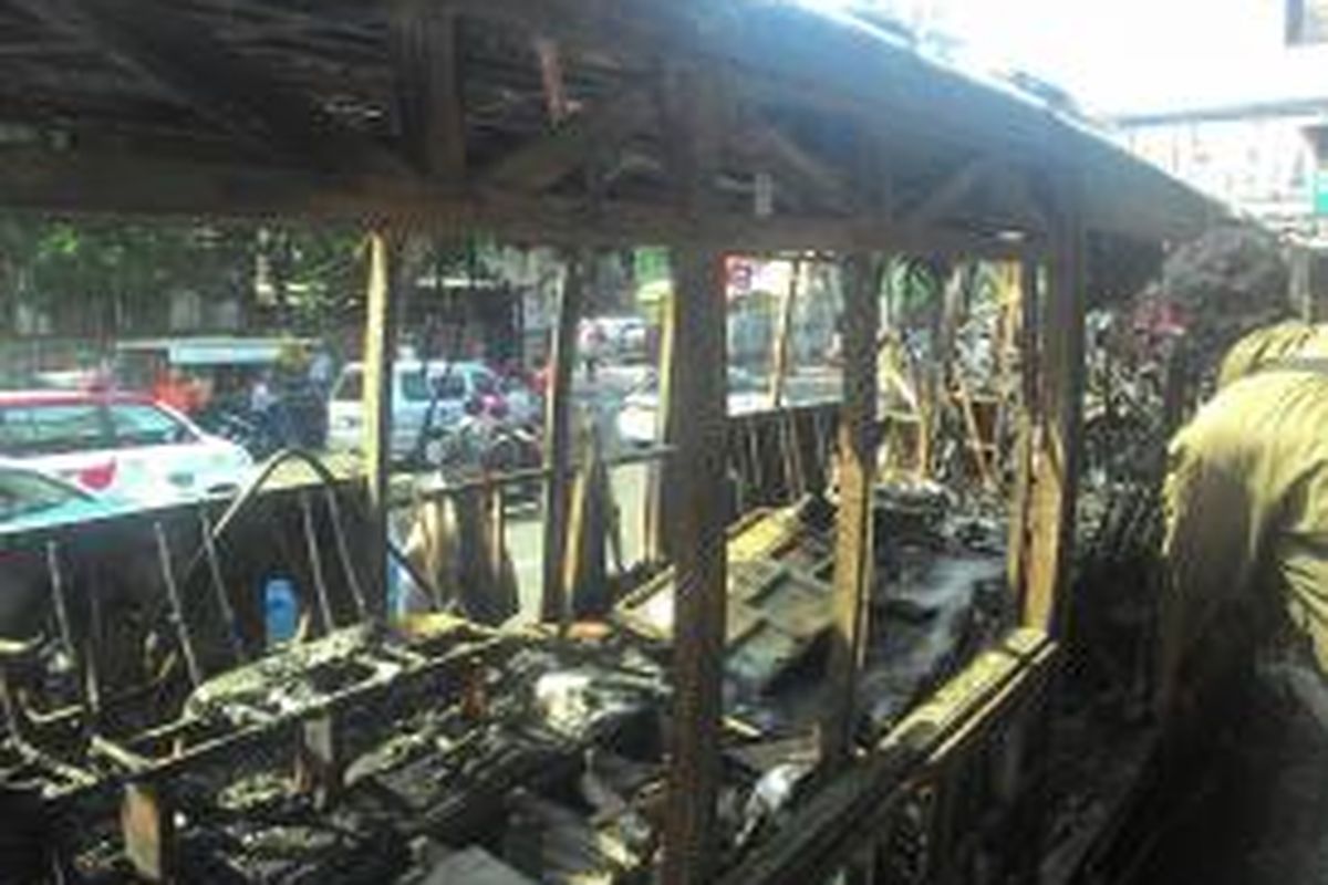 Bus transjakarta bermerek Komodo yang dioperasikan PT Eka Sari Lorena terbakar habis di halte Salemba UI, Jalan Salemba Raya, Jakarta Pusat, Jumat (3/7/2015).