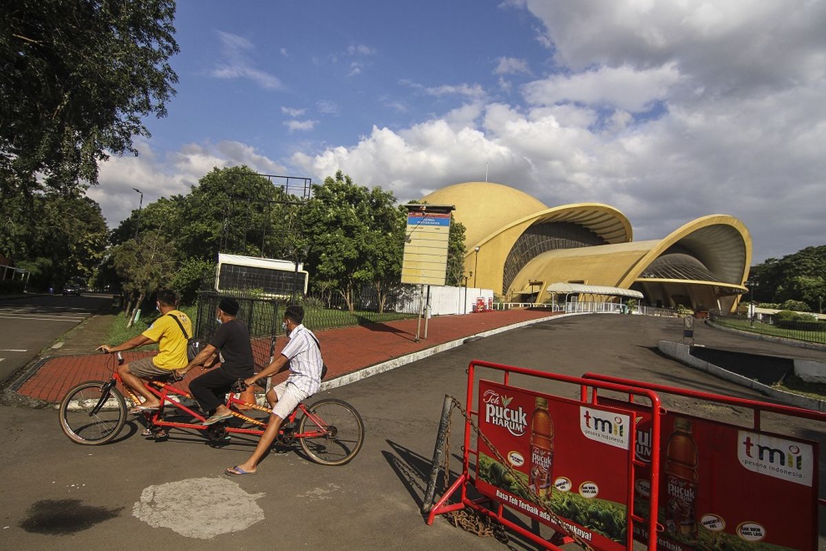 Pengunjung keluar dari theater keong mas di TMII, Jakarta, Rabu (7/4/2021). Pemerintah melalui Kementerian Sekretariat Negara (Kemensetneg) mengambil alih pengelolaan Taman Mini Indonesia Indah (TMII) dari Yayasan Harapan Kita. ANTARA FOTO/Asprilla Dwi Adha/foc.