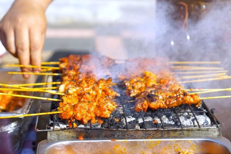 4 Cara Menghilangkan Bau Prengus pada Lantai Setelah Bakar Sate