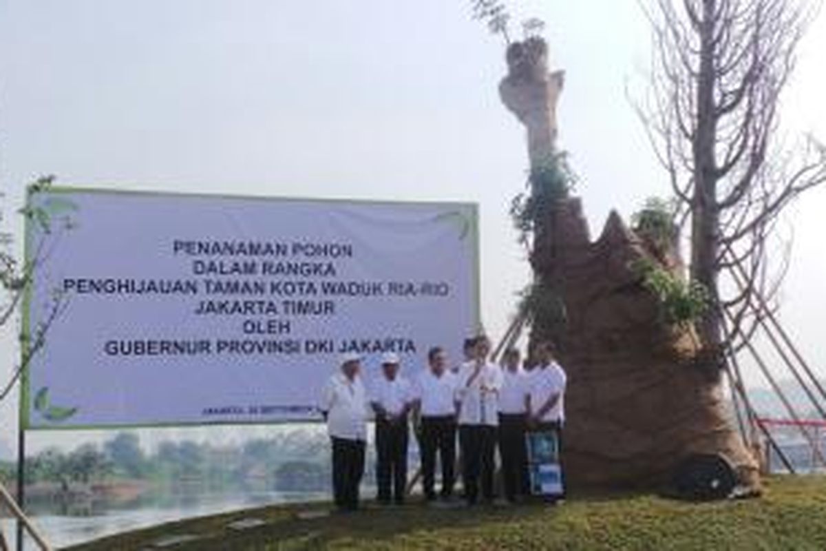 Gubernur DKI Jakarta Widodo tengah menanam sebuah pohon di salah satu sisi Waduk Ria Rio, Jakarta Timur. Aksi itu adalah langkah awal penghijauan di area waduk.