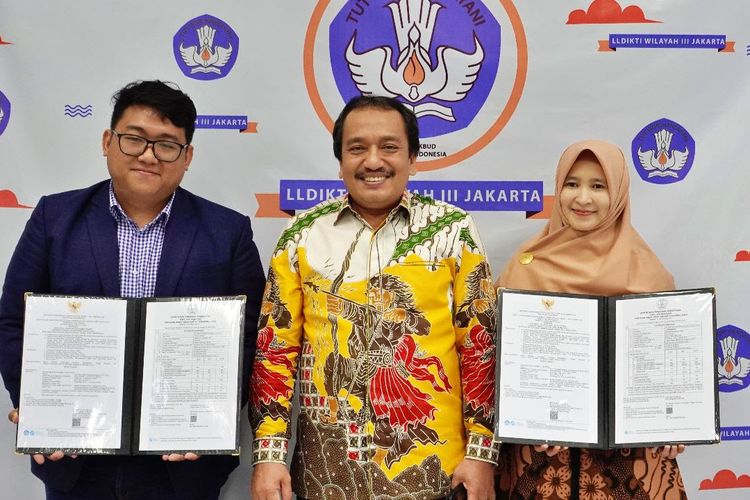 Ibnu Sina (kiri) pecahkan rekor guru besar hukum termuda di Indonesia dalam usia 33 tahun